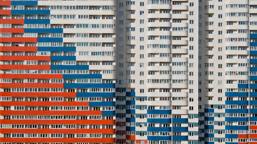 Ein Blick zeigt einen Wohnblock mit Fassade in den Farben der russischen Staatsflagge in Sankt Petersburg, Russland 4. April 2021. Aufnahme mit einer Drohne.