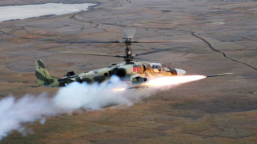 Pilotos da aviação do exército do Distrito Militar do Sul lançam míssil antitanque guiado Vikhr-1 durante treinamento em helicóptero Ka-52.