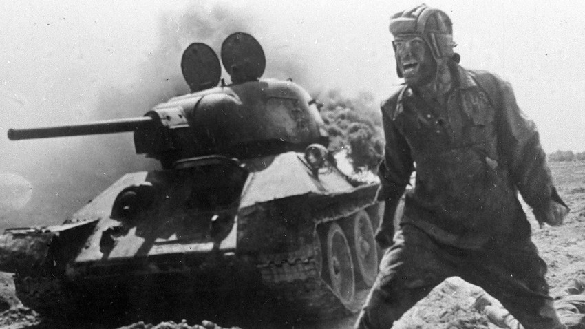 В. Gurenkov como oficial de tanque soviético en el largometraje ‘Zhávoronok’ de los directores Kurijin y Menaker.