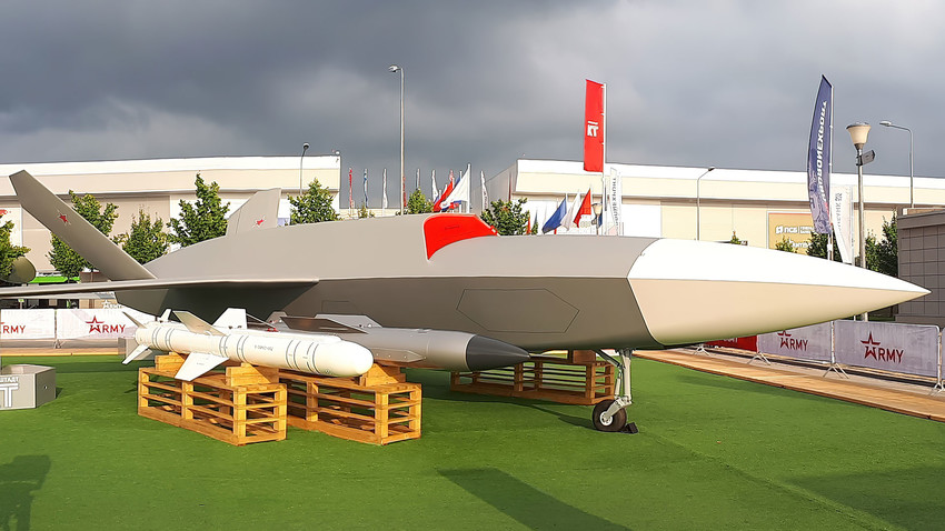 Макета ударног и извиђачког дрона „Гром“ на  изложби „Армија-2021“.