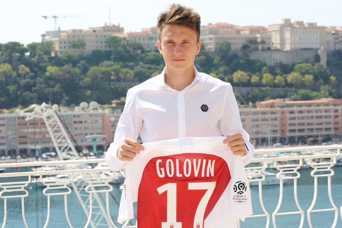 Александар Головин позира со својата маица за време на презентацијата на новите играчи на клубот на 20.8.2018 година во хотелот Ермитаж во Монако.