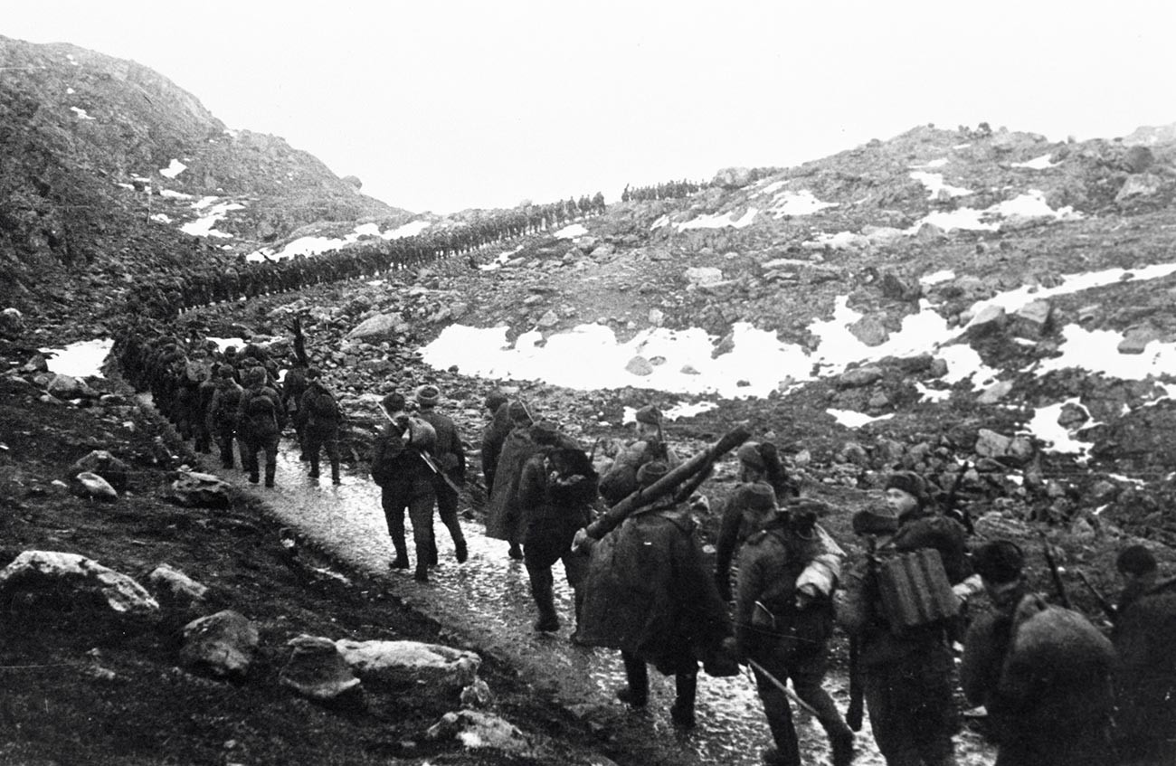 Des soldats soviétiques traversent la crête Mousta-Tountouri