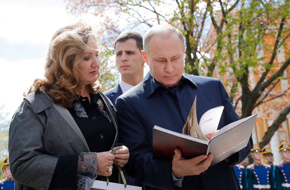 Vladimir Putin bersama Ketua Dewan Pengawas Yayasan Masyarakat Pendidikan Yelisaveta dan Sergiy, Anna Gromova, di Kremlin Moskow, 2017.