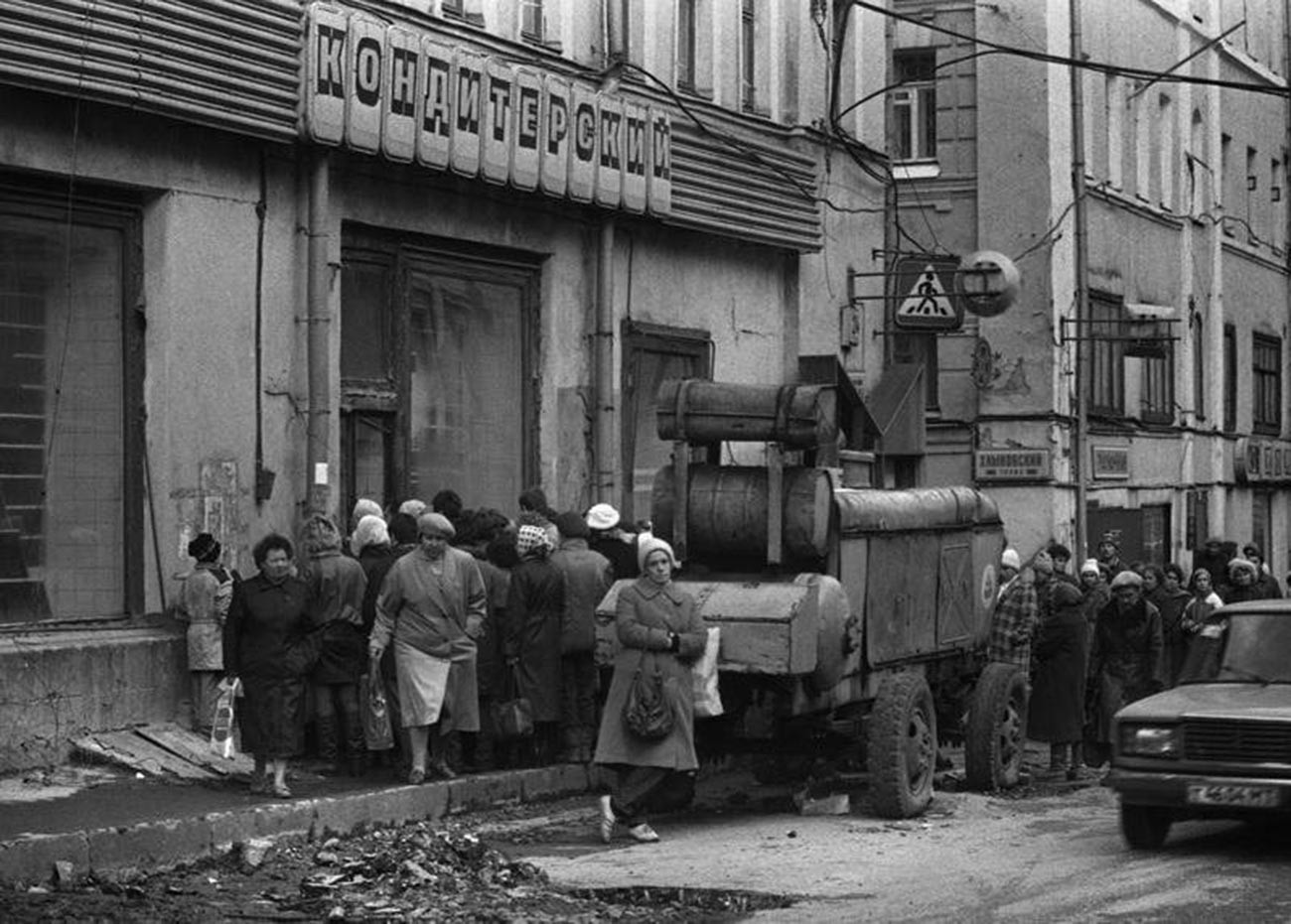 ゲルツェン通り（現ボリシャヤ・ニキーツカヤ通り）で開店を待つ行列、1990年