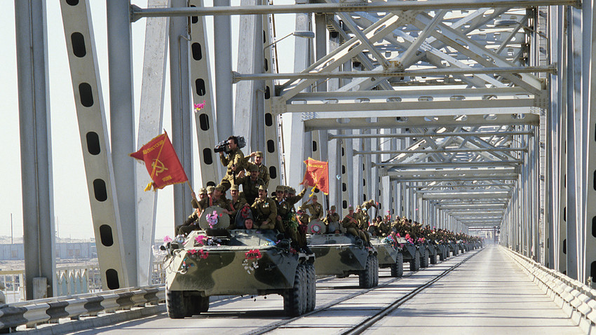 Una columna de vehículos blindados cruza la frontera afgano-soviética por el puente de la amistad sobre el río Amu Darya. / 