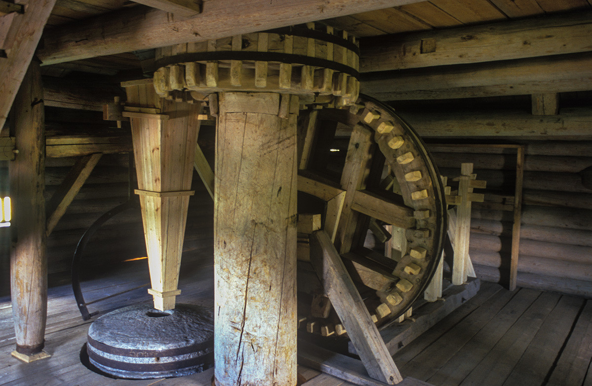 Musée Malié Korely. Moulin à vent de Kalgatchikha, intérieur avec mécanisme de meunerie