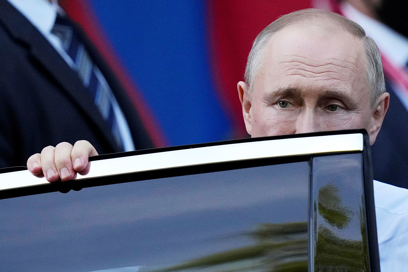 Президентът на Русия Владимир Путин се качва в лимузина, когато напуска Вила 