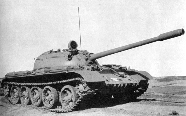 El T-55 original no tenía la ametralladora antiaérea pesada DShK 1938/46.