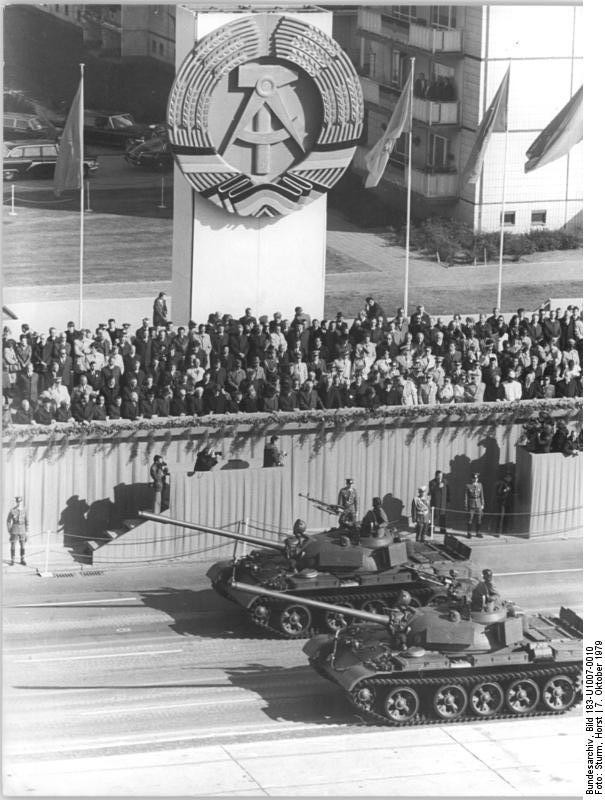 Tanques T-55 de la desaparecida República Democrática Alemana, en un desfile celebrado en 1979.
