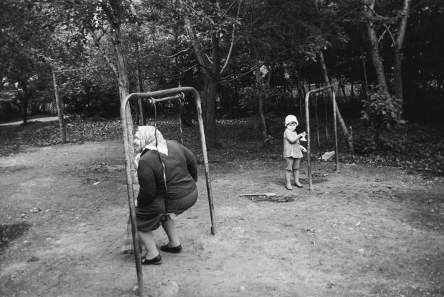 Eine Oma und ihre Enkelin auf dem Spielplatz, 1970.