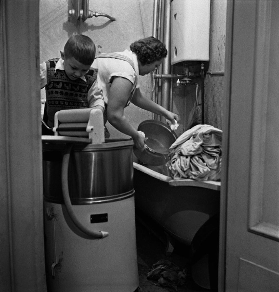 Waschtag in einem Haushalt, 1958.