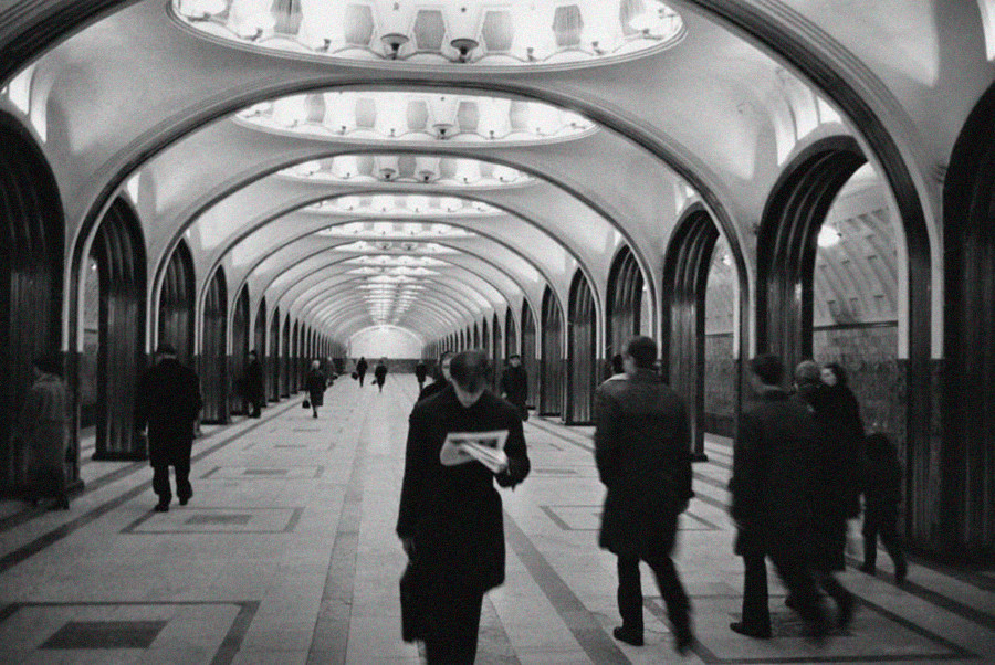 In der Metrostation Majakowskaja in Moskau, 1970.