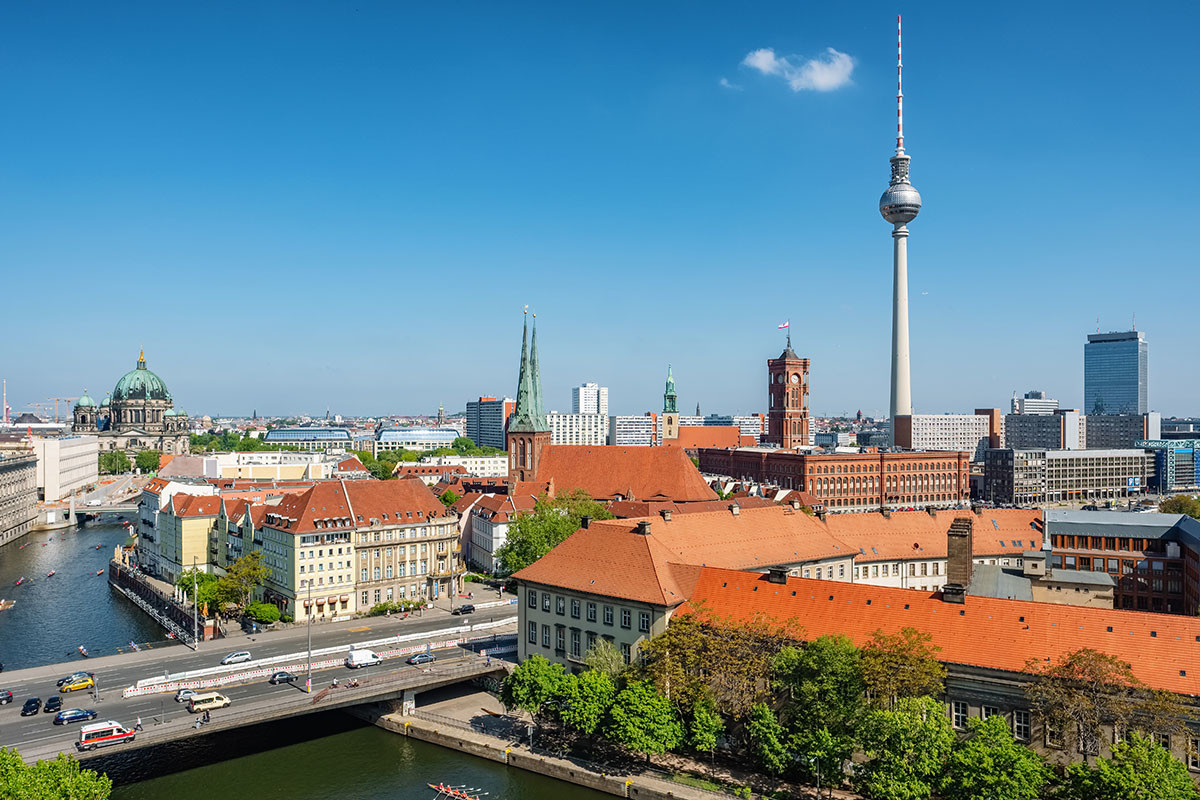Paisaje urbano de Berlín con la Catedral de Berlín y la Torre de Televisión.