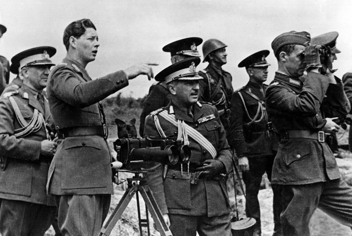 El rey Miguel I de Rumanía con altos oficiales del ejército a su alrededor en un puesto de observación frente a las posiciones defensivas soviéticas en Crimea, septiembre de 1941.