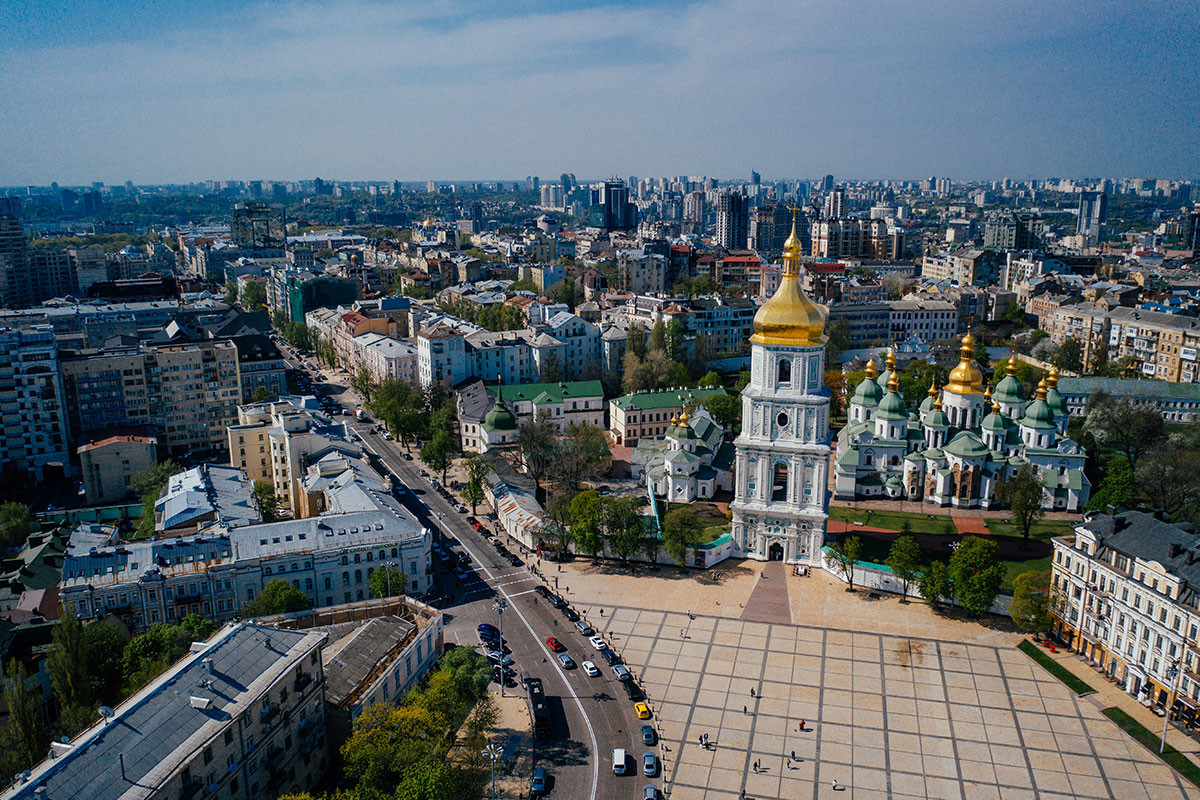Kiew, Ukraine - Mai 2019. Panoramablick auf den Dom St. Michael aus der Luft.