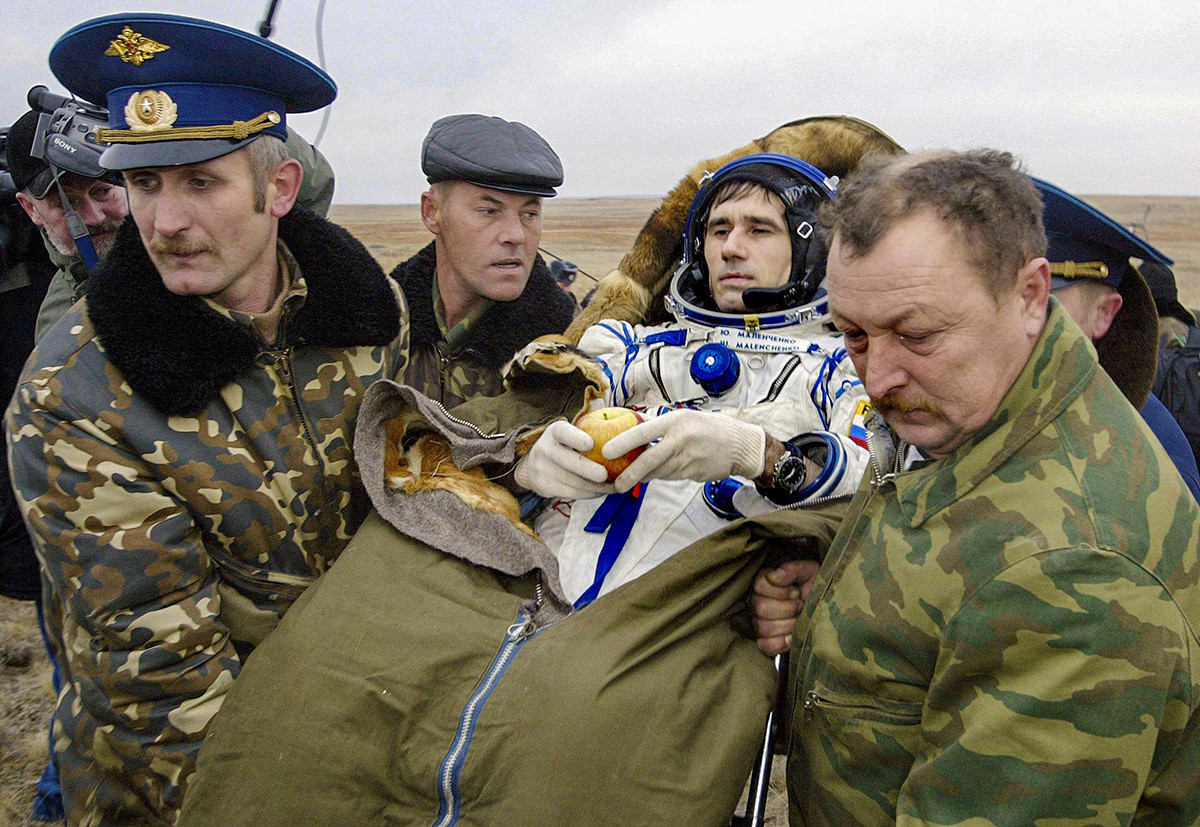 Malentchenko sendo transportado logo após a cápsula espacial russa Soyuz TMA-2 pousar em Arkalyk (cerca de 300 km da capital cazaque de Astana), 28 de outubro de 2003