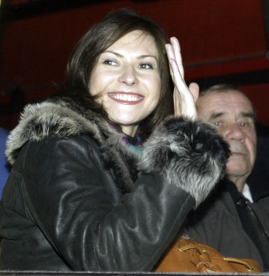 Екатерина встречает Юрия в октябре 2003 года после его полета на МКС