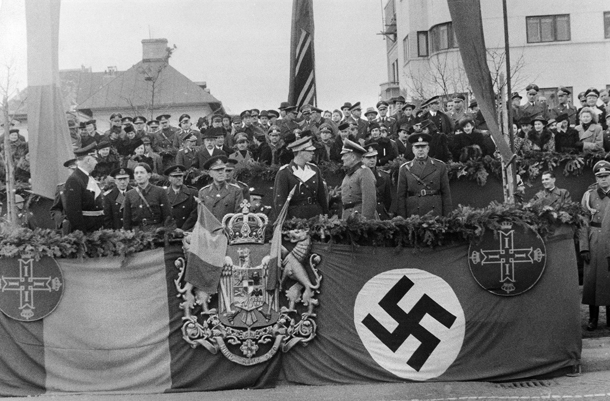 Défilé à l'occasion de l'adhésion de la Roumanie au Pacte tripartite, 1940