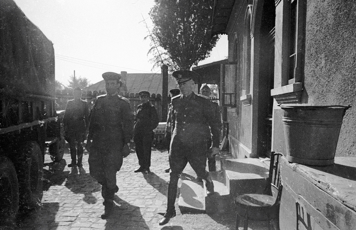 Ion Antonescu entouré par les soldats soviétiques
