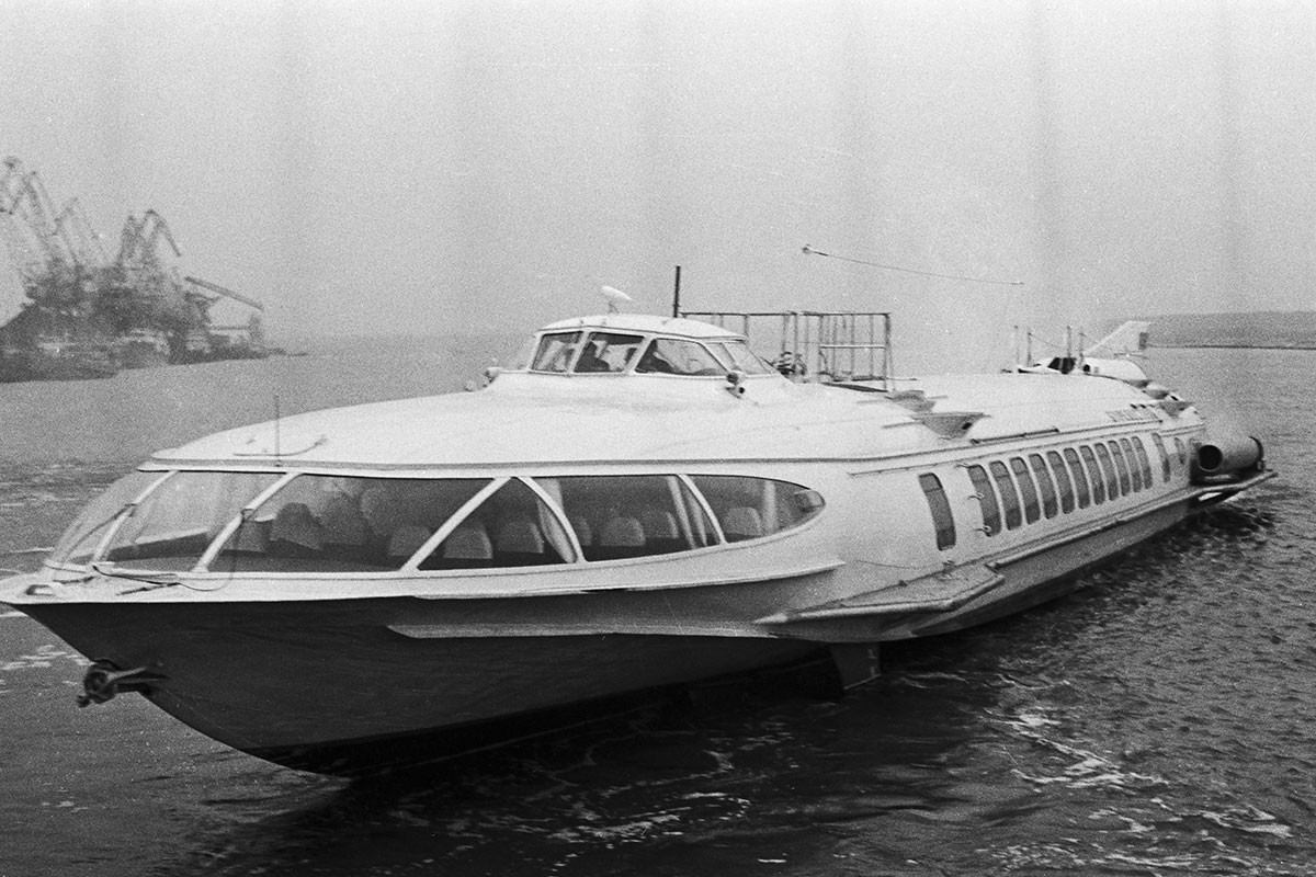 Путнички речни брод „Буревестник“ са подводним крилима и гасно-турбинским погоном на Волги. СССР, Горки, 28. мај 1968.