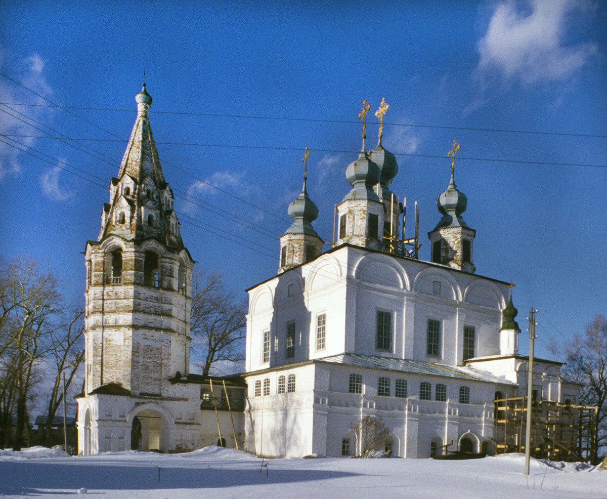 Trinity-Gleden Monastery (Veliky Ustyug). Bell tower & Trinity Cathedral, southwest view. March 7, 1998