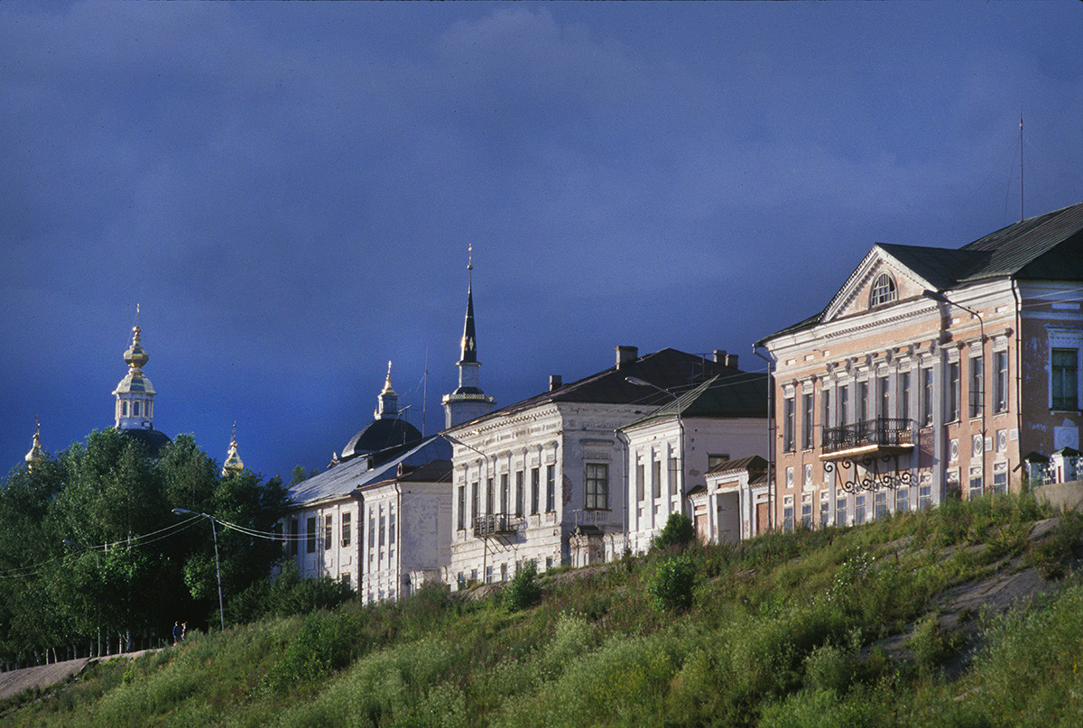 Veliky Ustyug. Sukhona River embankment with former houses of wealthy merchants. Right: mansion of Grigory Usov (late 18th c.). July 26, 1996