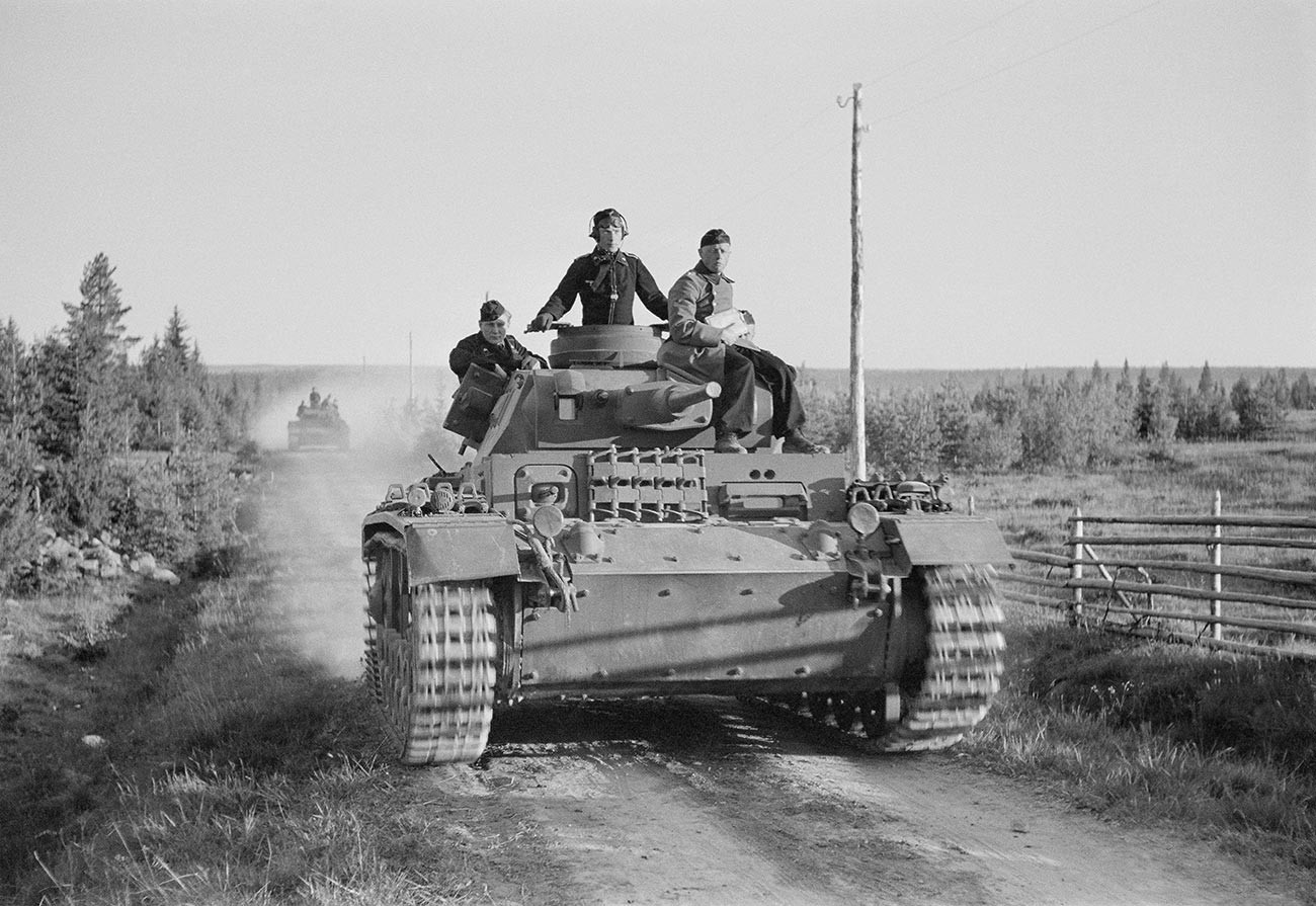 Die Bewegung der Panzerkolonne der Panzerabteilung 40 während des Angriffs auf die Murmansker Eisenbahn, 1941.