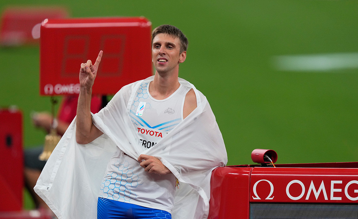 Dmitrii Safronov dari Rusia memenangkan emas dan memecahkan rekor dunia dalam nomor atletik pada Paralimpiade Tokyo, Stadion Olimpiade Tokyo.