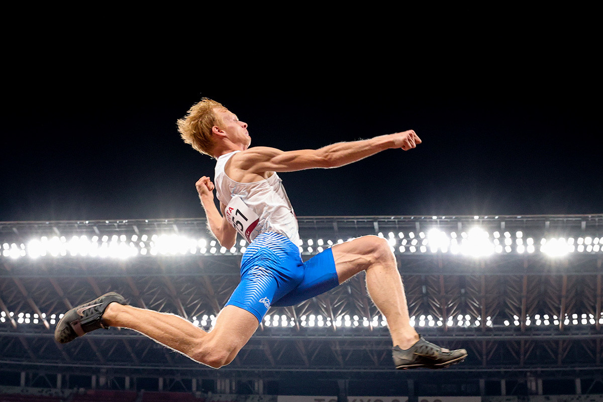 Atlet Rusia Evgenii Torsunov melakukan lompatan pada paralimpiade Tokyo 2020.