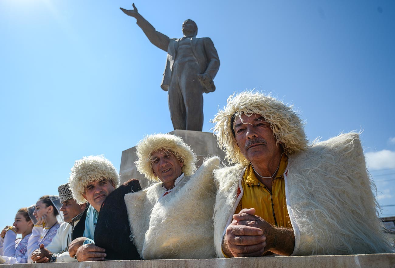 Teilnehmer des Festivals der nationalen Kulturen und Gehöfte der Völker Dagestans auf dem Platz der Freiheit im Rahmen der Feierlichkeiten zum 2000-jährigen Jubiläum von Derbent.