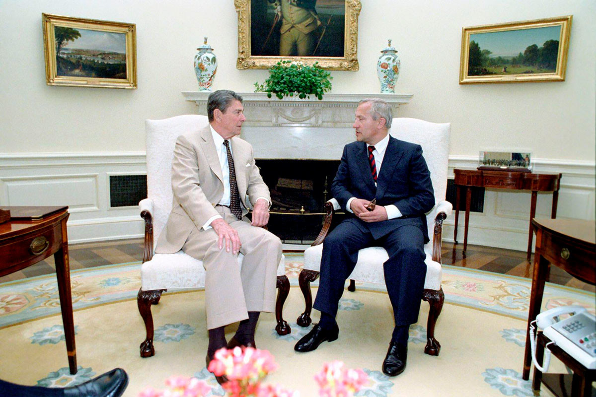 ロナルド・レーガン米大統領と面談した時のオレグ・ゴルディエフスキー、1987年