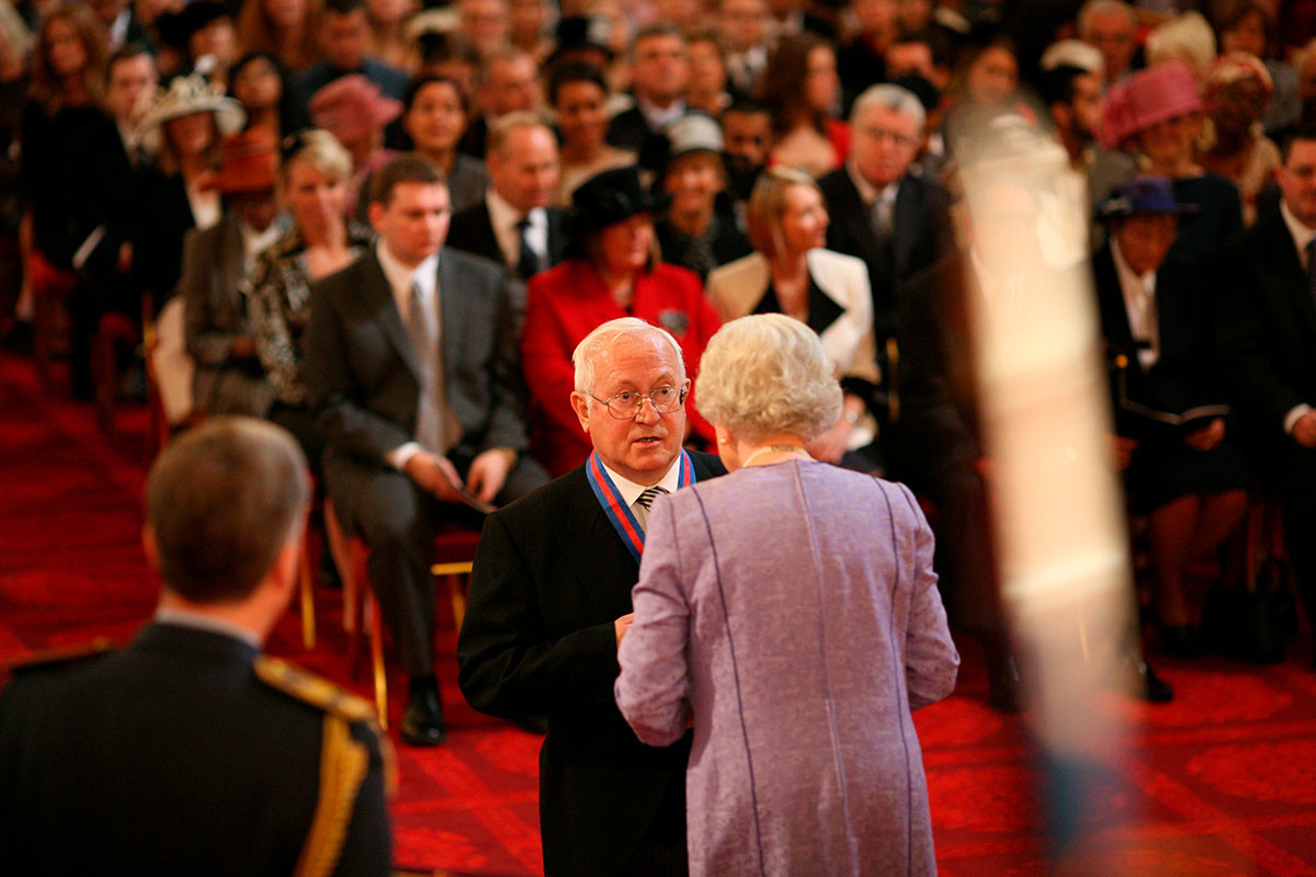 エリザベス2世に聖マイケル・聖ジョージ勲章を受章するオレグ・ゴルディエフスキー、2007年