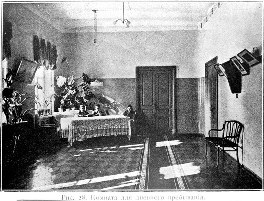 Sala de estar na enfermaria feminina, 1904-1906.
