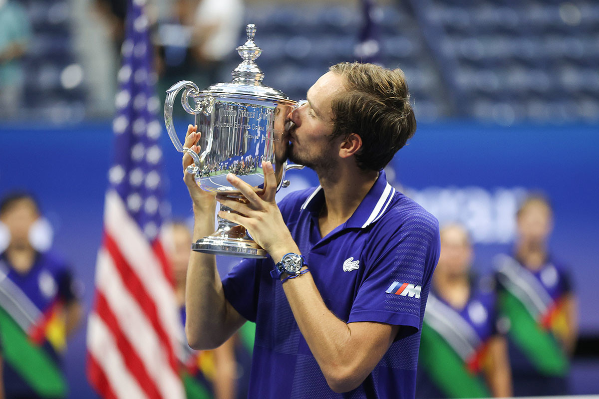 Daniil Medvedev celebra la victoria sobre Novak Djokovic en el partido final de individuales masculino de la decimocuarta jornada del US Open 2021, el 12 de septiembre de 2021.