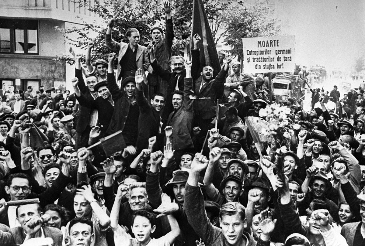 Жителите на Букурешт ја пречекуваат Советската армија, август 1944 година.
