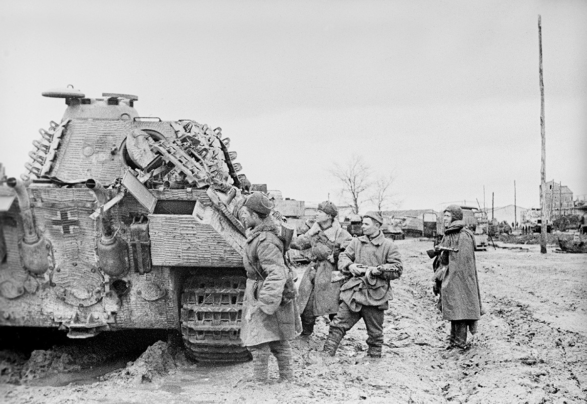Korsunj-ševčenkovska ofenzivna operacija. Borci Drugog ukrajinskog fronta promatraju zaplijenjenu tehniku Hitlerovih trupa. Veliki domovinski rat 1941.-1945. 