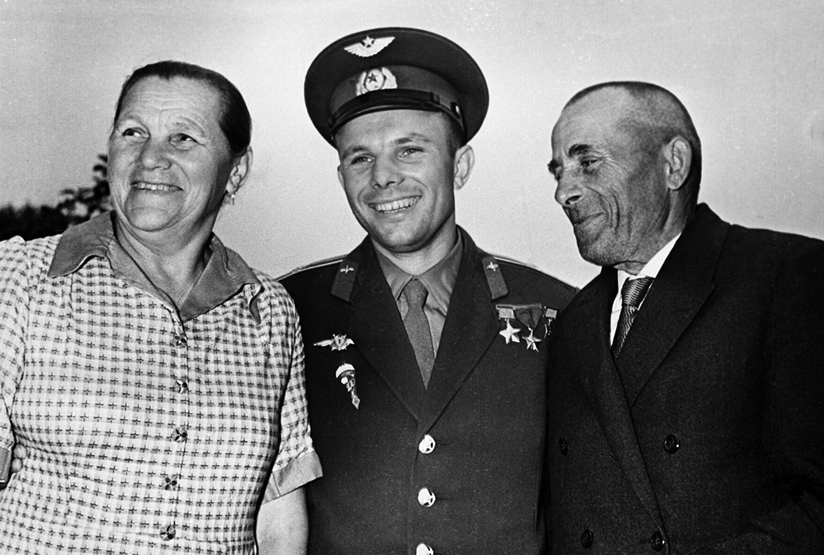 El piloto-cosmonauta de la URSS, Héroe de la Unión Soviética, Yuri Gagarin, con su madre Anna Timoféievna y su padre Alexéi Ivánovich en su casa de Gzhatsk (ahora Gagarin). 17.06.1961