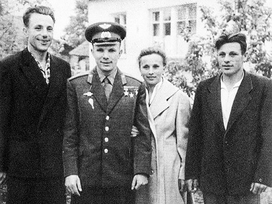 De izquierda a la derecha: Valentín Gagarin, Yuri Gagarin, Zoya Gagárina, Borís Gagarin.