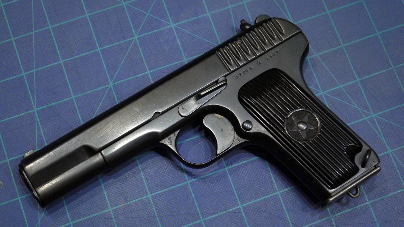 Pistol TT Soviet yang diproduksi di pabrik senjata di Kota Tula pada 1937.