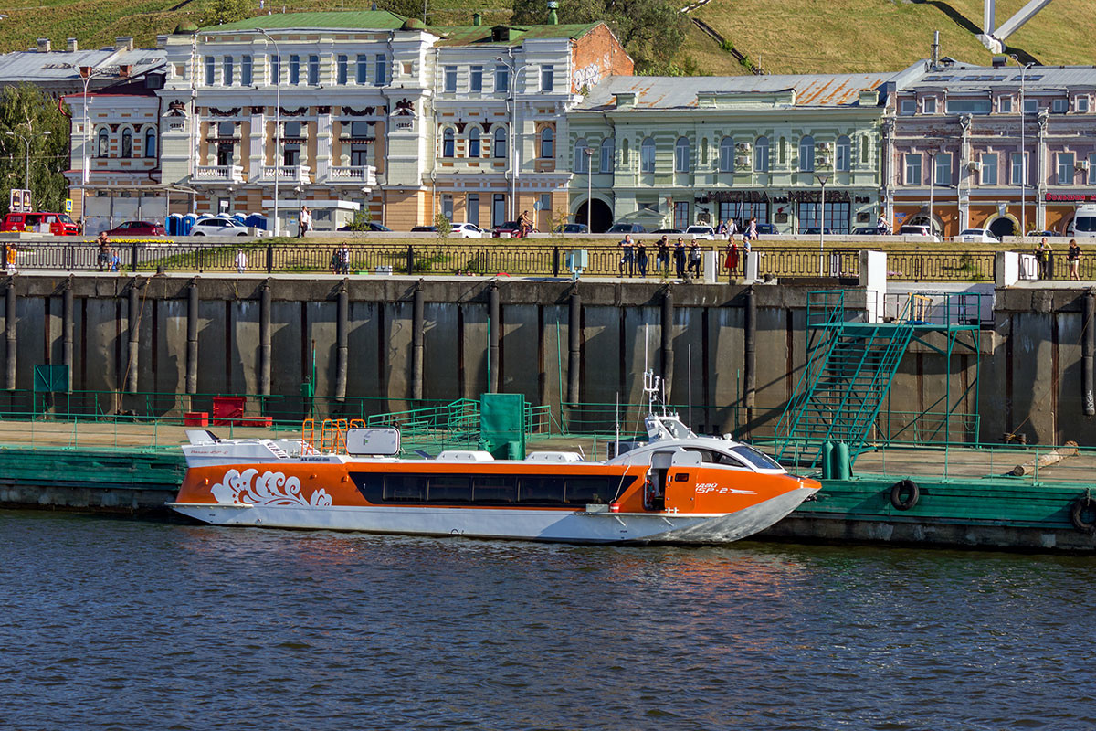 Das Tragflügelboot Valdai am Pier der Flussstation in Nischni Nowgorod.