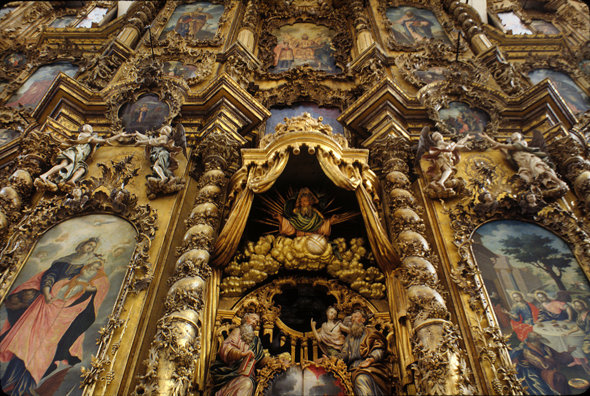 Monastère de la Trinité de Gleden. Iconostase de la cathédrale de la Trinité. Porte royale flanquée des icônes de la Vierge Marie et des anges accompagnant Abraham et Sarah