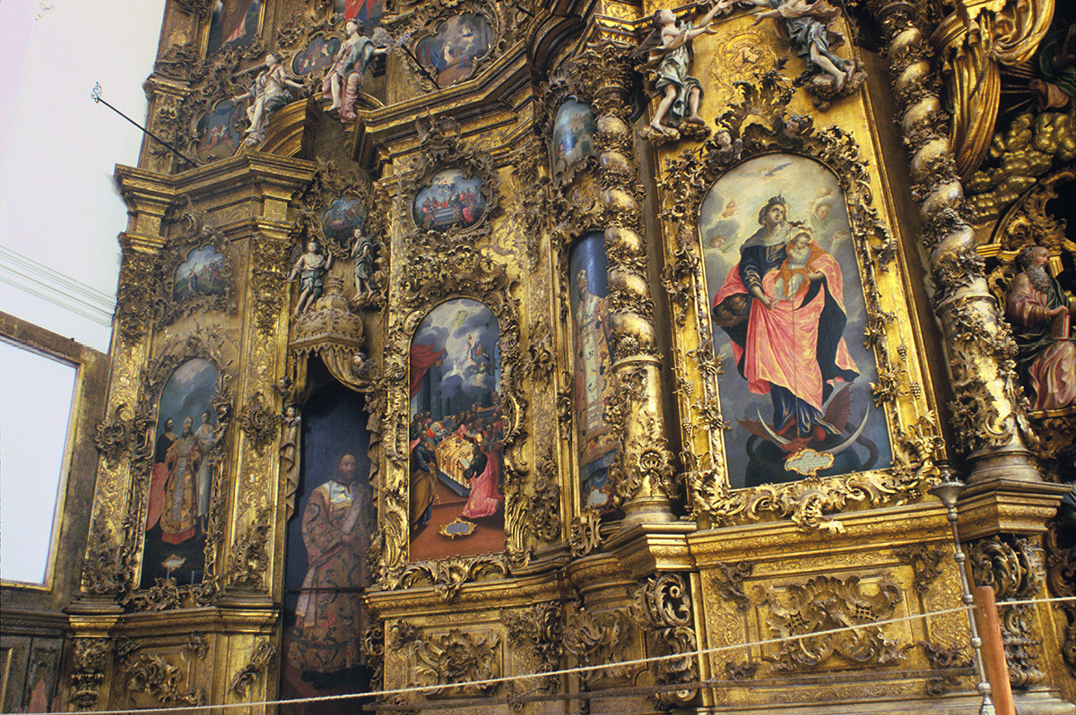 Monastère de la Trinité de Gleden. Iconostase de la cathédrale de la Trinité. À gauche : segment avec les icônes de la Dormition de Marie. Au centre : la Vierge Marie avec le Christ enfant