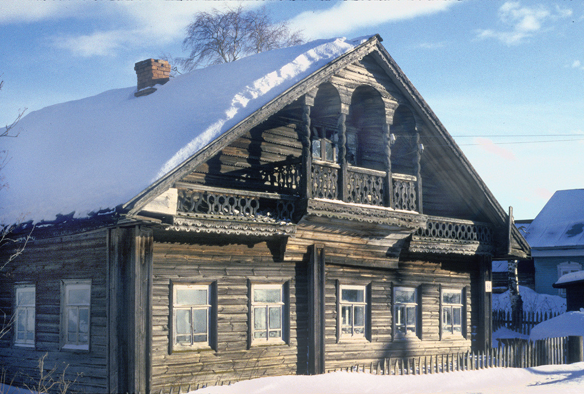 Morozovitsa, près de Gleden. Maison en bois avec des sculptures décoratives. Cette demeure a été modifiée depuis