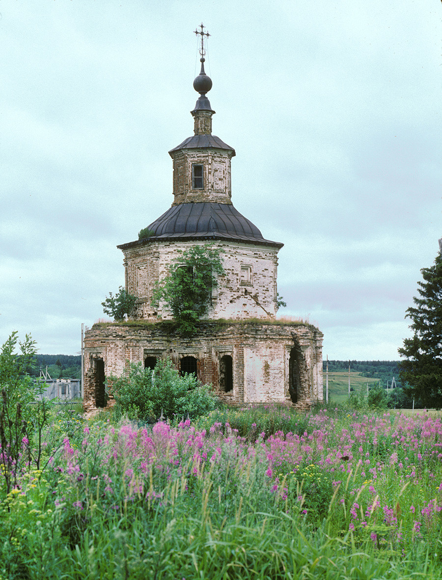 Gleden. Église de Saint-Jean d’Oustioug à Poukhovo. Construite en 1764 par le monastère de la Trinité pour commémorer la naissance de Saint-Jean d’Oustioug. Abandonnée, elle s’est effondrée en 1999