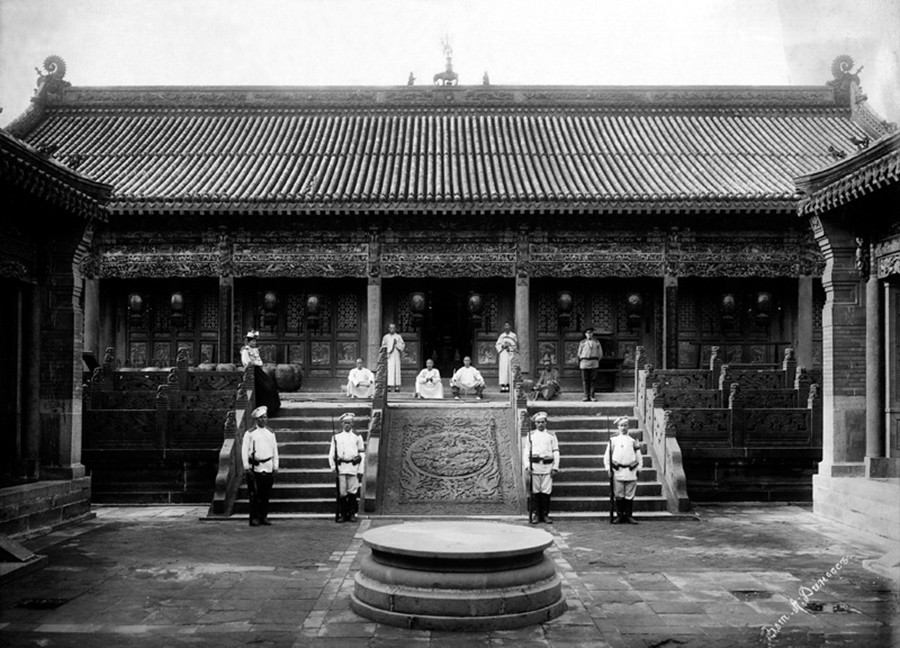 Ruski vojnici u hramu, Kina.