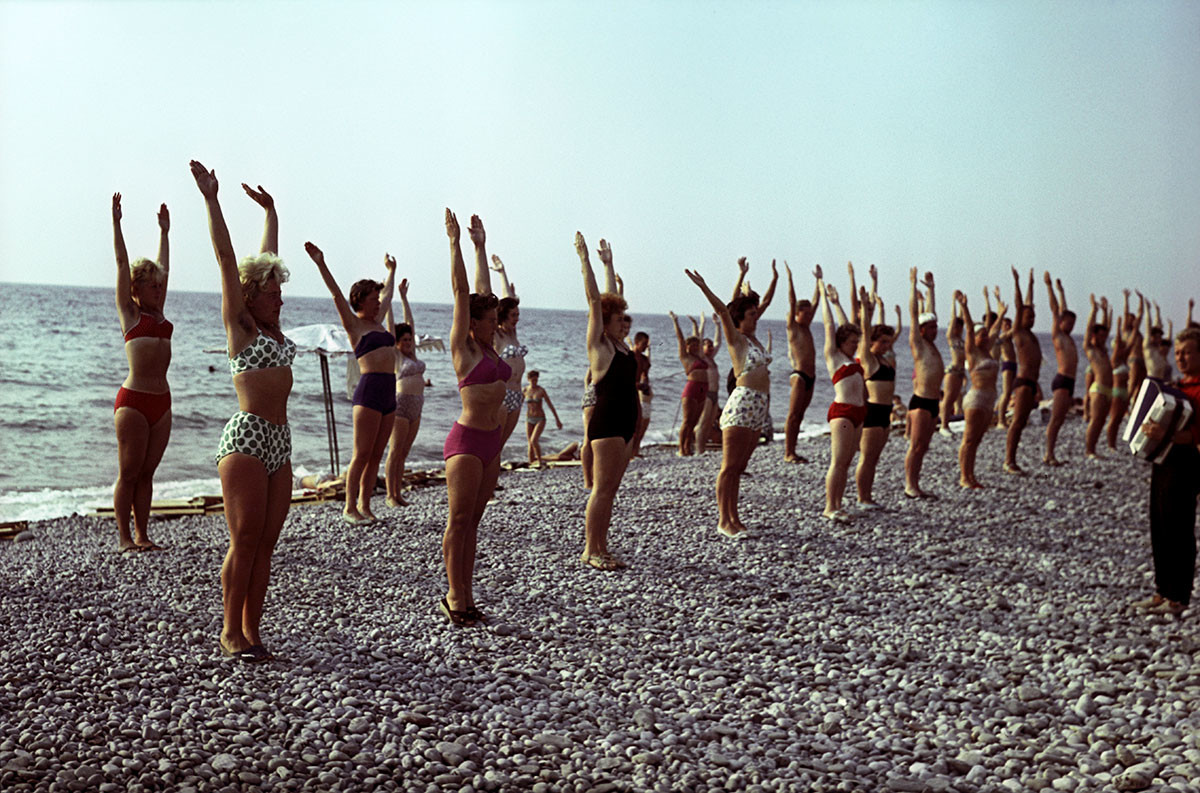 Gymnastique sur une place de Touapsé, dans la région de Krasnodar (littoral de la mer Noire), en 1963