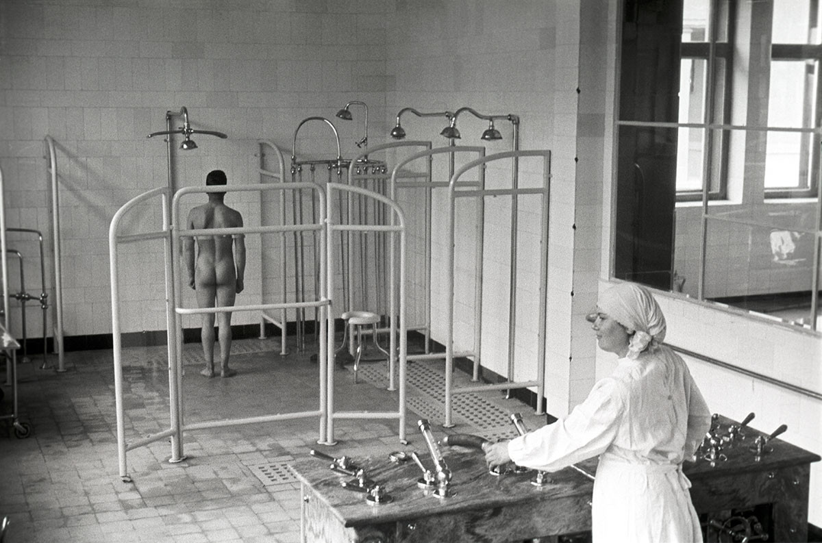 クリミアのサナトリウムで水治療を受けている客、1950年
