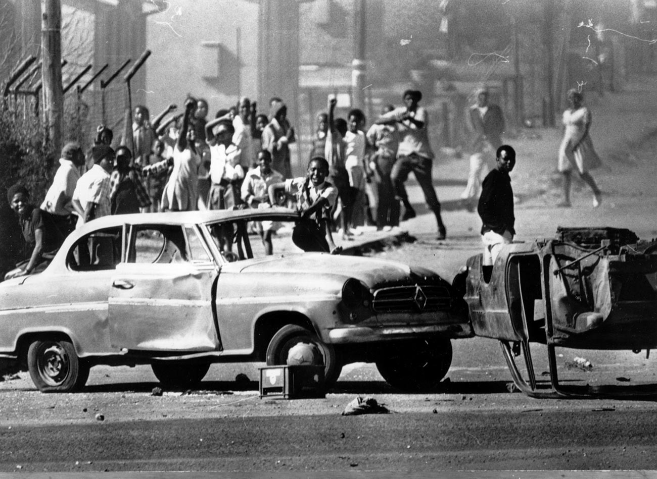Južnoafrički prosvjednici u Sowetu koriste automobile kao barikade za vrijeme nemira proizašlih iz prosvjeda protiv upotrebe afrikaansa u školama.