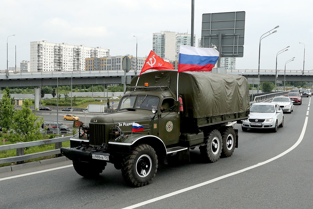 ZIL-157 na Možajski avtocesti v Moskvi po dirki tovornih vozil Pot junaštva 2020