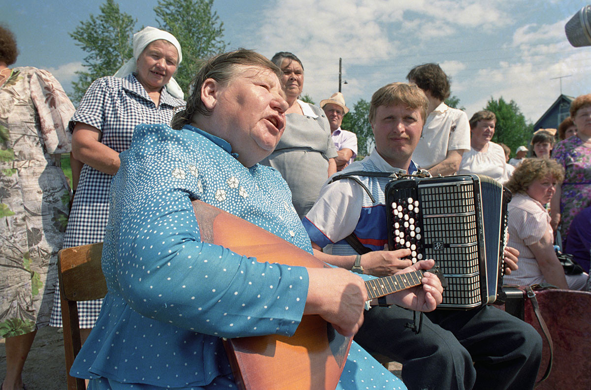 Fête folklorique dans le village de Soudnozero, en République socialiste soviétique autonome de Carélie, 1991
